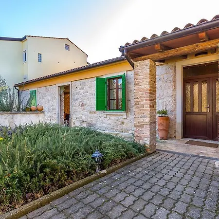 בית נופש House Dragan 1980 פולה