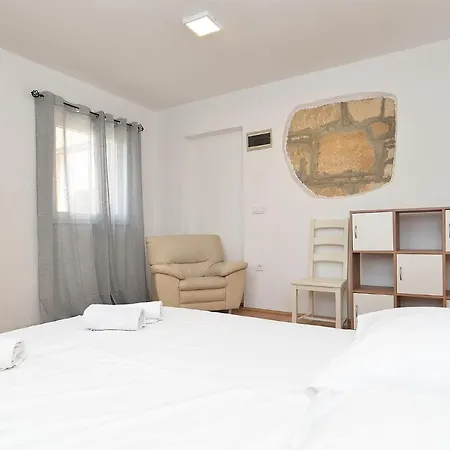 House Dragan 1980 בית נופש
