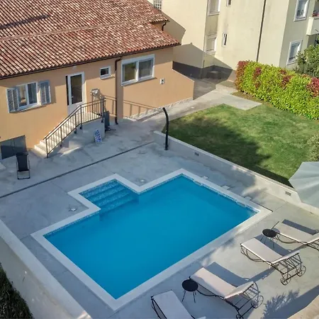 בית נופש House Dragan 1980 פולה
