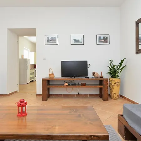 House Dragan 1980 * פולה