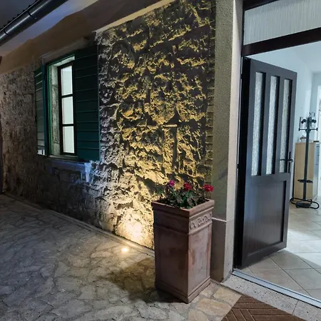 House Dragan 1980 פולה